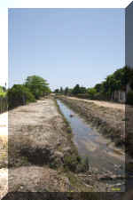 1 canale scolo.jpg (159943 byte)